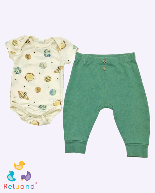 Conjunto body color crema con planetas y pantalón verde, Talla 0 a 3 meses.