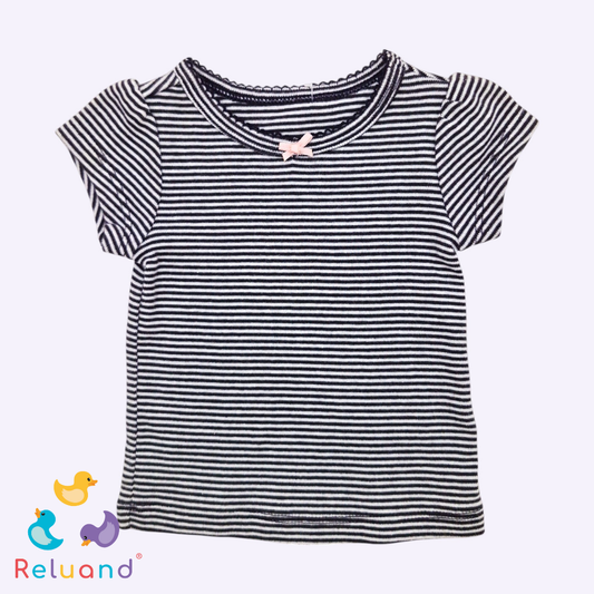 Conjunto pantalón negro con corazoncitos y blusa blanco y negro a rayas, con moño rosado, Marca Carter’s, Talla NB.