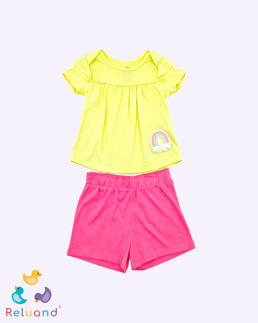 Conjunto camiseta amarillo pastel con arcoíris en tornasol marca Chachitas y short rosa marca Primark, talla 18 a 24 meses.