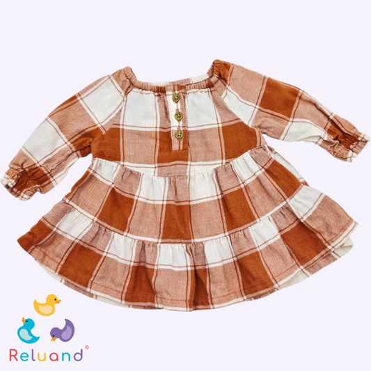 Conjunto pantalón crema y blusa café con beige a cuadros, tiene bolero, manga larga. Marca Carter’s, Talla NB.