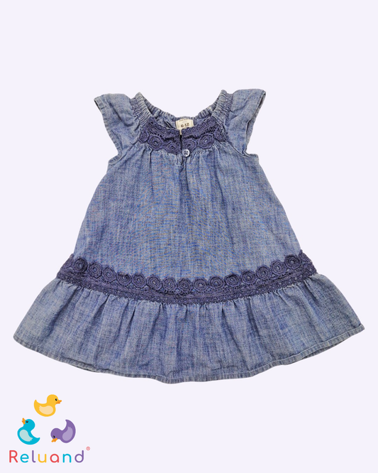 Vestido jean con bordados en cuello y polca, Marca Old Navy, Talla 6 a 12 meses.
