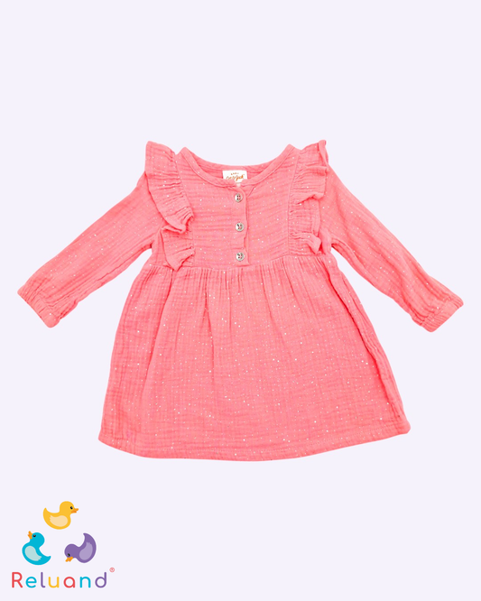 Vestido color rosado con mangas largas y polcas en los laterales, tiene brillos en color plateado, Marca Cat & Jack, Talla 12 meses.