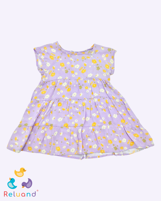 Vestido color lila con flores naranjas, beige y blancas, Marca Baby Fresh, Talla 9 a 12 meses.