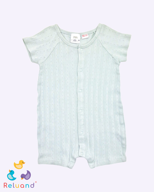 Jumper verde pistacho con grabados, Marca Zara, Talla 9 a 12 meses.