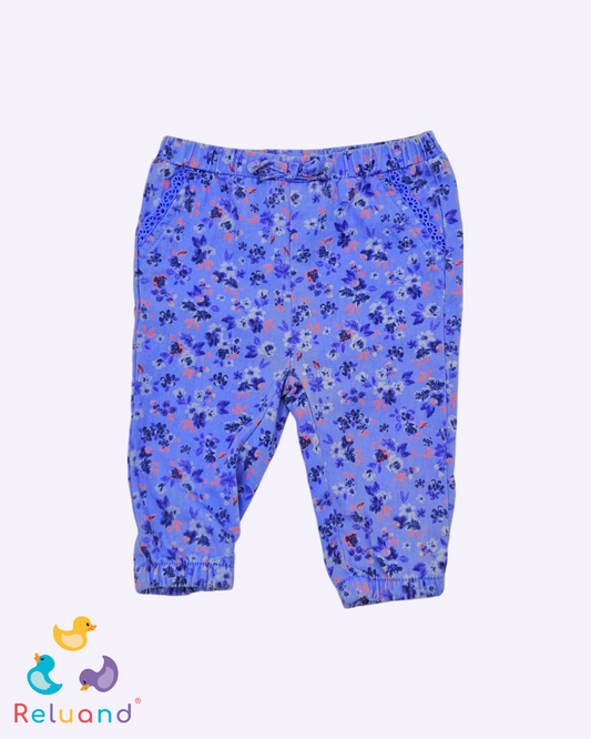 Pantalón color morado con flores, encaje en bolsillos, Marca Baby B´gosh, Talla 6 meses.