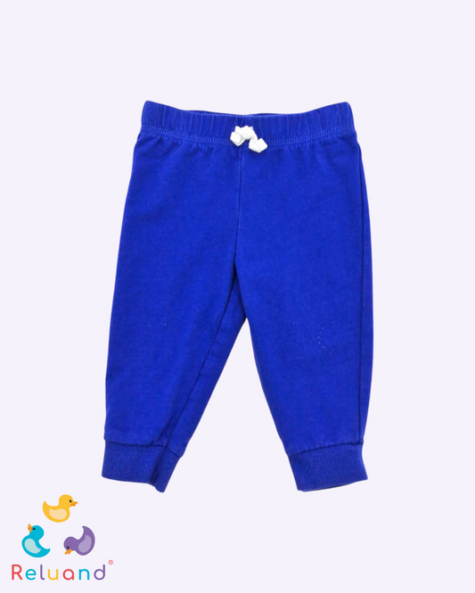 Sudadera en color azul con cordón blanco en pretina, Marca Carter´s, Talla 9 meses.