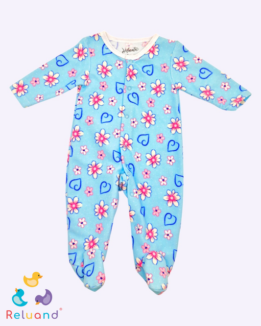 Pijama azul celeste con flores en blanco y corazones azul, Marca Hilarata, Talla 6 a 9 meses.