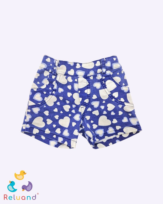 Short azul con corazones blancos, talla 3T.