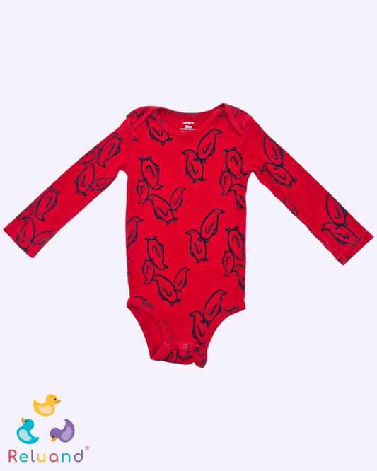 Body en color rojo con pingüinos negros, marca Carter´s, talla 24 meses.