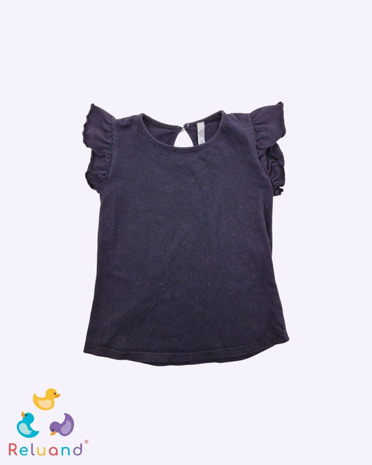 Blusa negra con mangas risadas de la marca People, talla 4T.