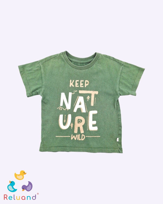 Camiseta en verde militar con letras en beige, marca Baby Fresh, talla 3T.