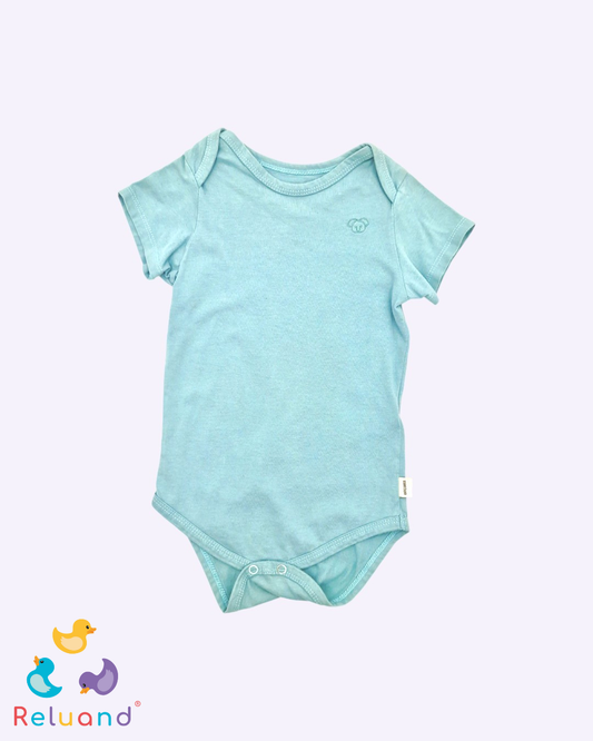 Body en color verde pistacho con bordado de koala, marca Offcorss, talla 18 a 24 meses.