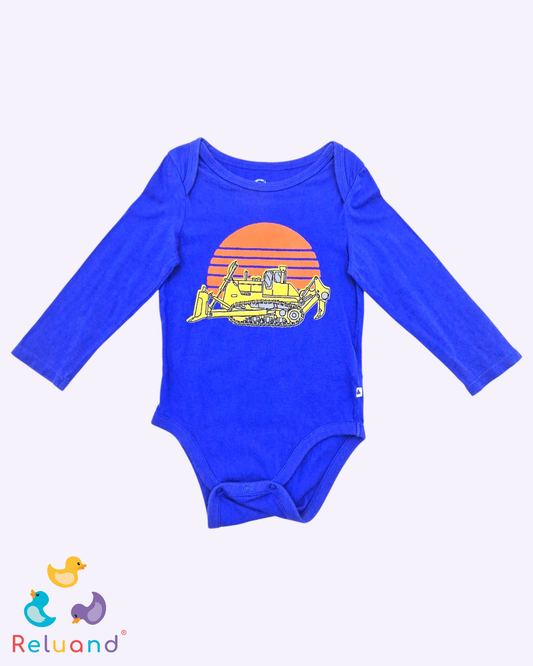 Body azul con estampado de tractor en amarillo, marca Baby Gap, talla 18 a 24 meses.