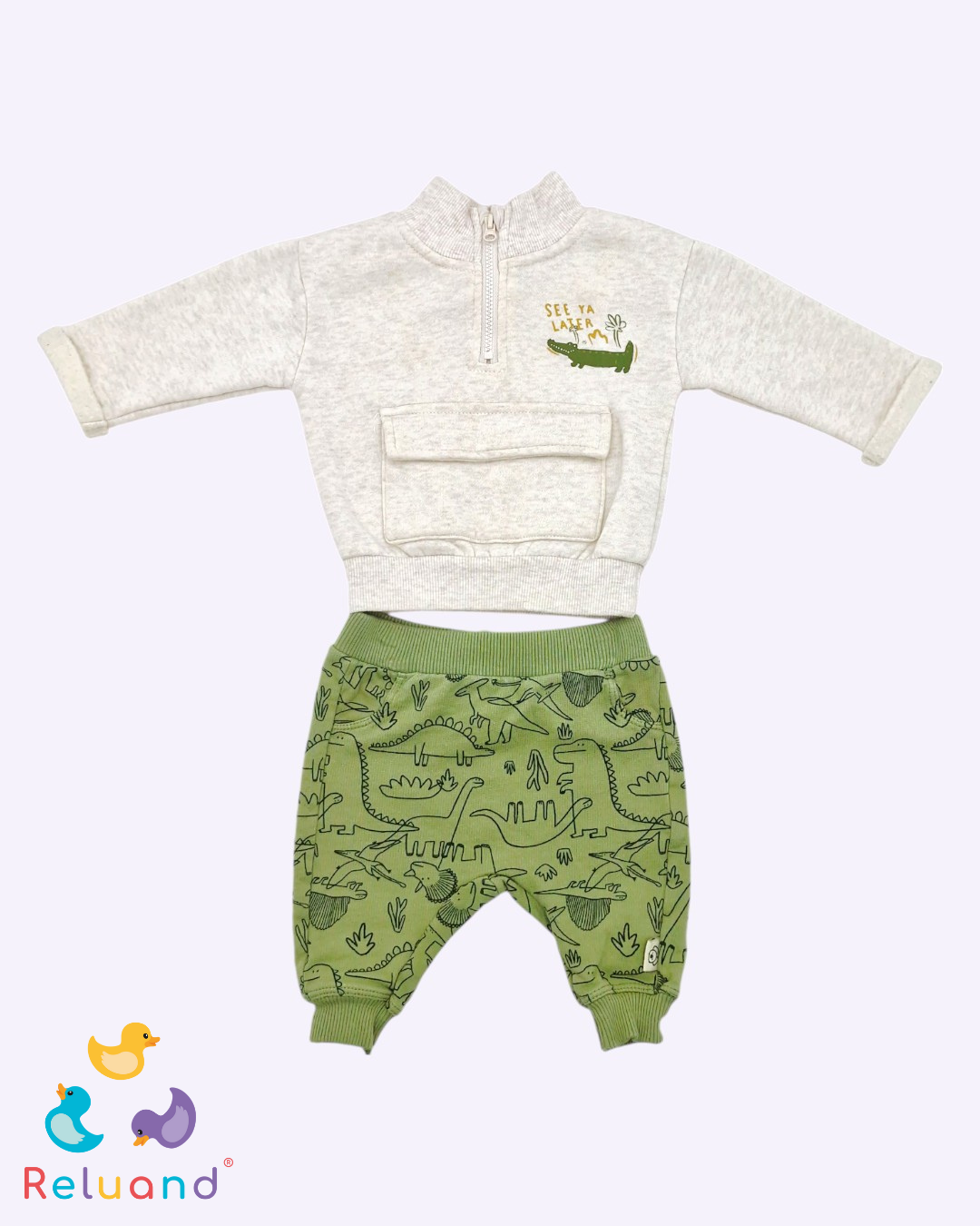 Conjunto saco beige con cocodrilo y sudadera verde militar con dinosaurios, Talla 0 a 3 meses.