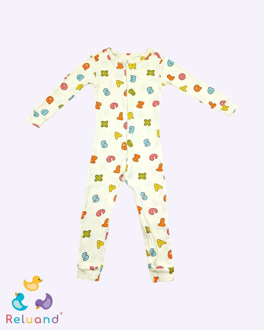 Pijama color crema con letras en colores, marca Old Navy, talla 3T.