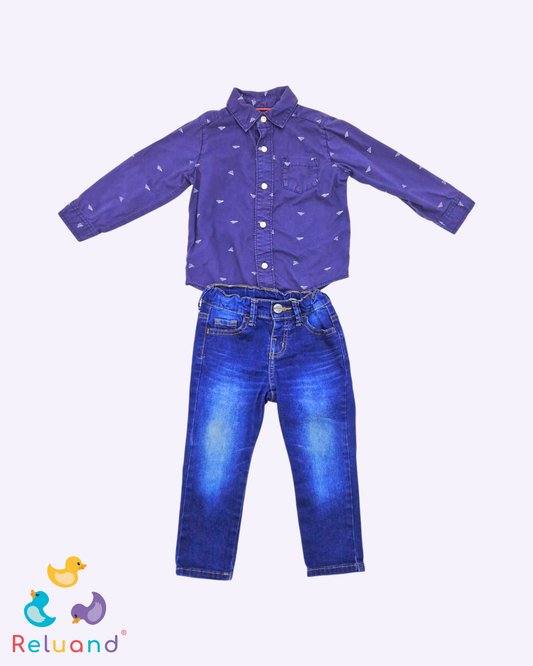 Conjunto camisa manga larga color azul oscuro con detalles de aviones de papel en blanco, marca Carter´s, jean marca Offcorss, talla 24 meses.