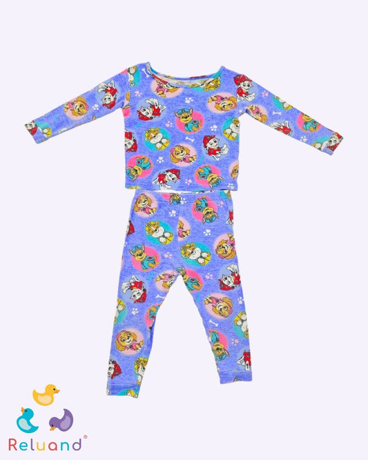 Conjunto en color azul con estampado de perritos, talla 2T.