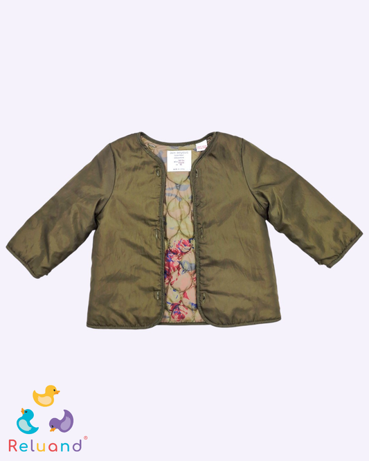Chaqueta en color verde militar con felpa interna en color beige, marca Zara Baby y talla 18 a 24 meses.