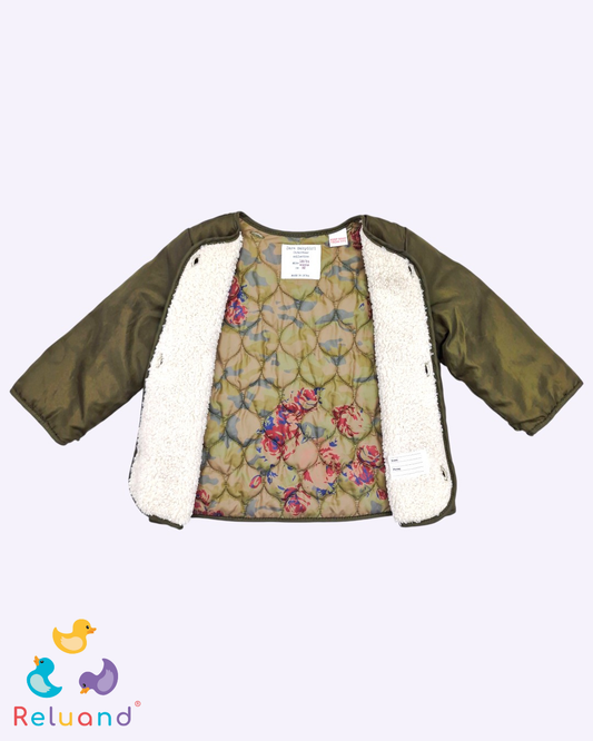 Chaqueta en color verde militar con felpa interna en color beige, marca Zara Baby y talla 18 a 24 meses.