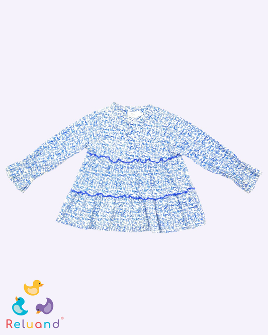Blusa blanca en estilo floral color azul en polcas y manga larga, marca Epk y talla 23 meses.