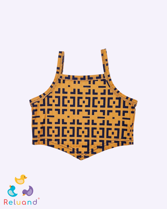 Blusa en color amarillo quemado en manga sisa con diseño en figuras negras, marca Shein y talla 18 a 24 meses.