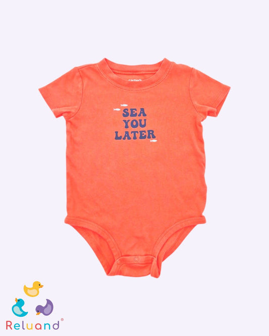 Body color salmón con letras azul oscuro de la marca Carter´s, talla 24 meses.