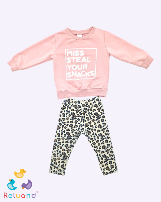 Conjunto saco color palo de rosa y pantalón animal print marca Kids Baby. Talla 12 a 18 meses.