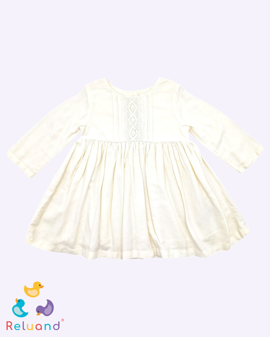 Vestido en color crema con detalle de bordado en el pecho, Marca Old Navy, Talla 12 a 18 meses.