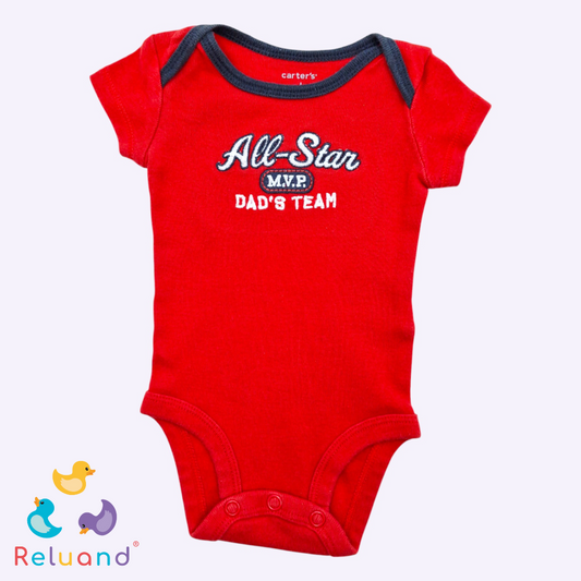 Set bodies X2: beige con carros y rojo, Marca Carter´s, Talla NB.