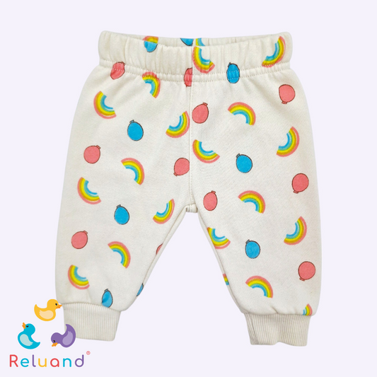 Conjunto sudadera beige con impreso love arcoiris y niños, Marca Cocomelon, Talla NB.