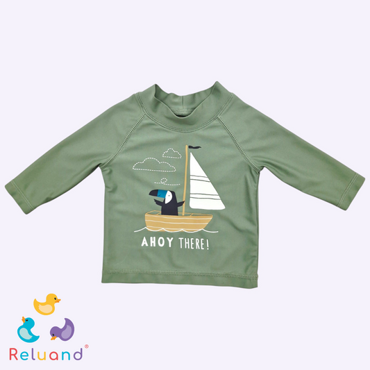 Camiseta para piscina verde pistacho con estampado de barco y tucan, Marca Carter´s, Talla NB.