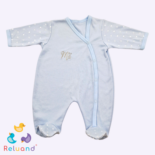 Pijama azul celeste con triangulos en manga y bordado plateado má, Talla 0 meses.