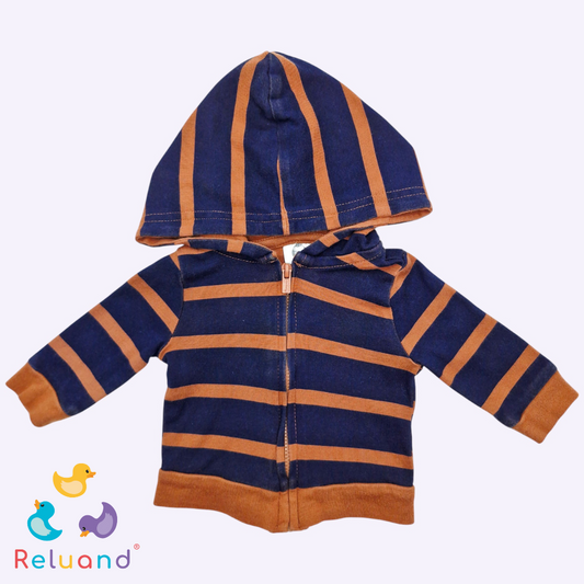 Conjunto pantalón blanco con grabados azul y saco con capota café con azul oscuro, Marca Gerben, Talla NB.