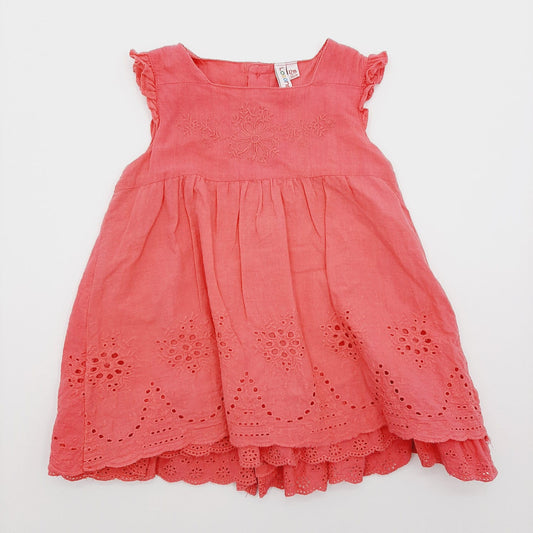 Vestido rosado con bordados