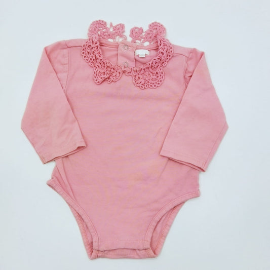 Body rosada encaje 12M marca Baby Yampi