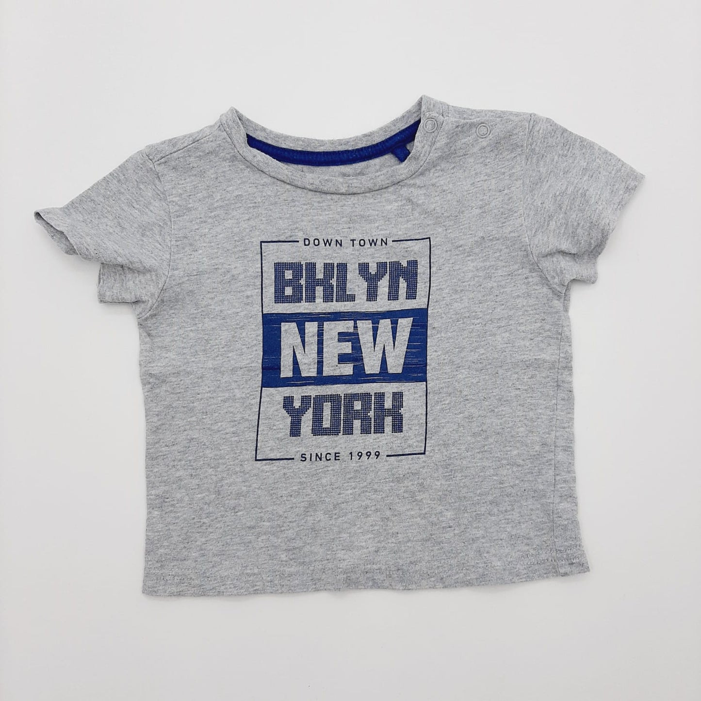 Camiseta gris letras azules 18M marca Baby Yampi