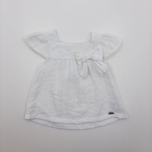 Blusa blanca de moñito 6-9M Marca Cielito