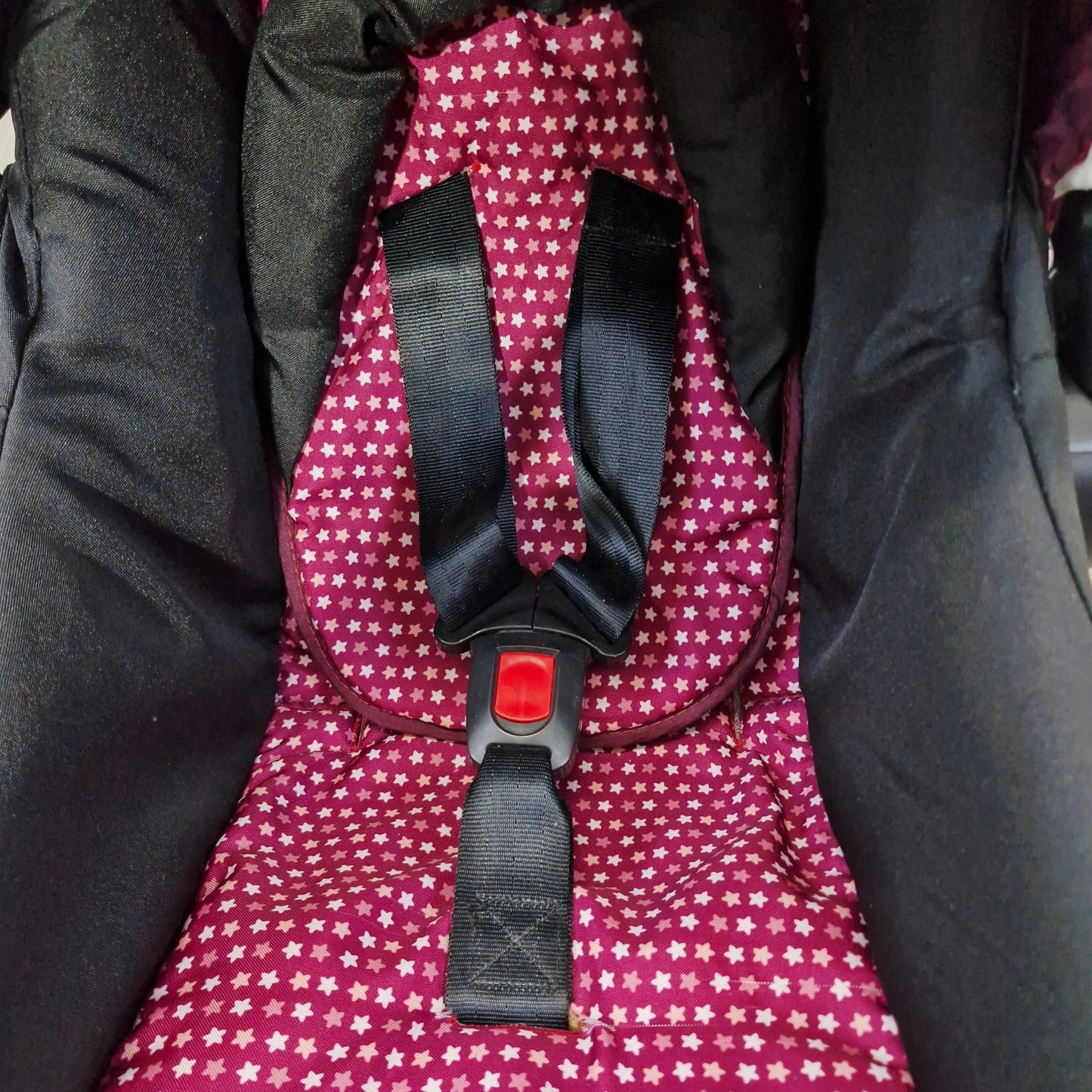 Silla de Carro Tipo Huevito Ebaby Negra con Estampado Uva y Estrellas | Usada